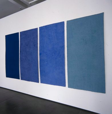Vier Meere, 1993, ein Werk von Helmut Dirnaichner, 4-teilig, geschaffen aus hellem und dunklen Lapislazuli, und hellem und dunklen Azurit zusammen mit Zellulose