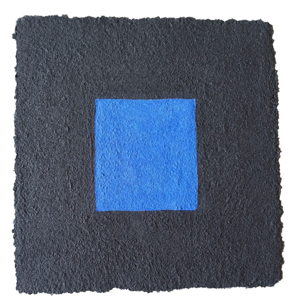 Oltre il nero ist ein Werk von Helmut Dirnaichner aus dem Jahr 1993, blauer Azurit leuchtet aus dem tiefschwarzen Außenrechteck aus Kohle