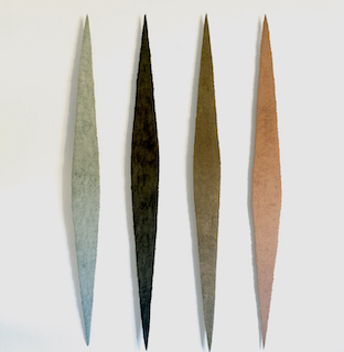 Selce ist ein Werk von Helmut Dirnaichner aus dem Jahr 1990, die vier Lanzetten sind aus Flusskiesel und Zellulose