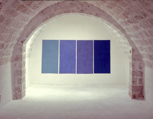 Vier Meere, ein Werk von Helmut Dirnaichner aus dem Jahr 1991, mit vier Hochrechtecken aus leuchtendem Azurit, Lapislazuli, Chrysokoll und Zellulose.